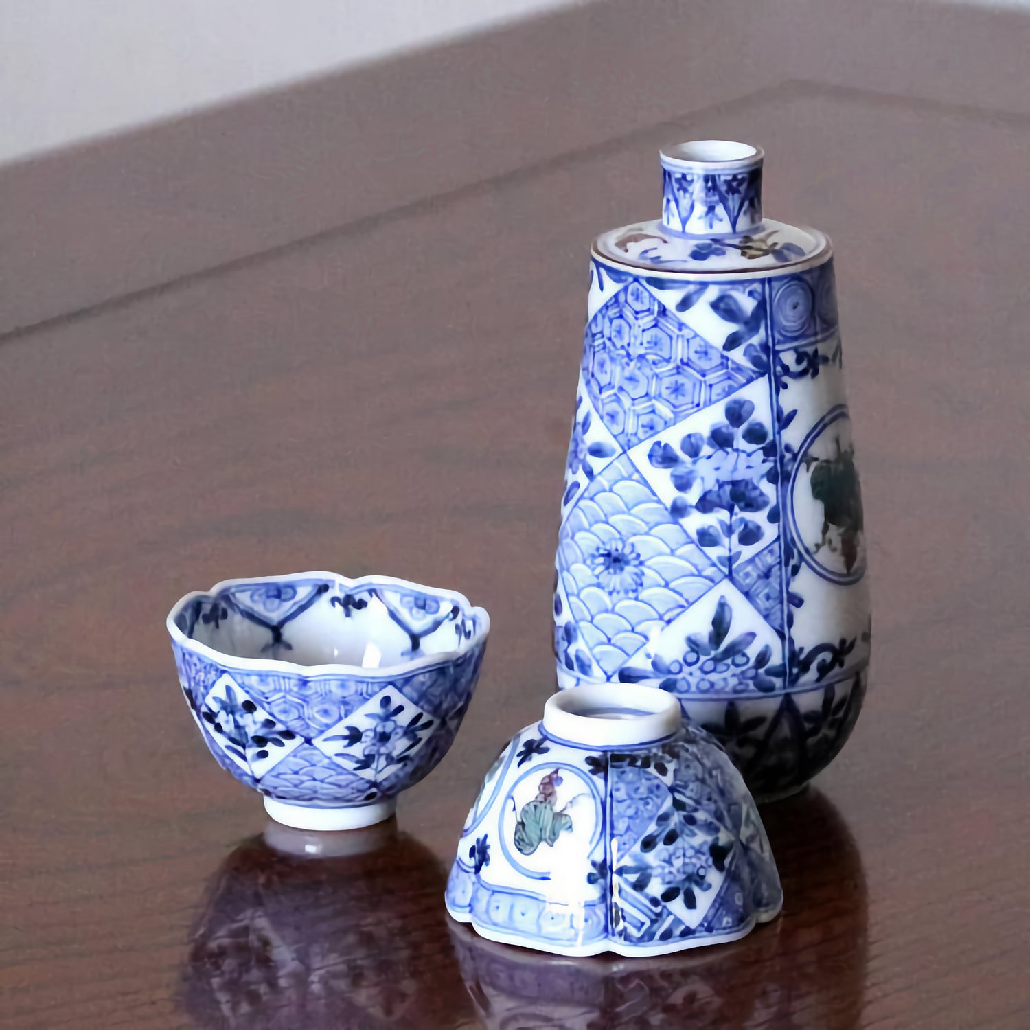 JAPANESE KUTANI PORCELAIN TOKKURI & OCHOKO SET
