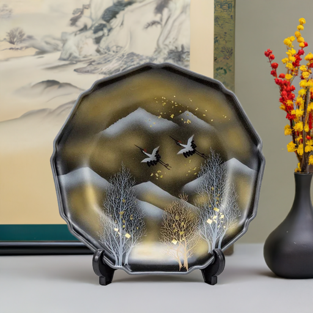 KUTANI WARE DECORATIVE PLATE - KIDACHI TSURU DESIGN, TRADITIONAL JAPANESE CRANE MOTIF