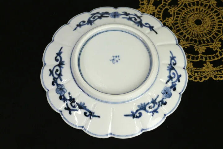 KUTANI (OFFICIAL KILN OF THE IMPERIAL HOUSEHOLD AGENCY) BLUE AND WHITE AUSPICIOUS PATTERN / CHOZA YAMAMOTO