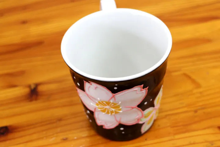 KUTANI JAPANESE MUG CUP BLACK BACKGROUND FLORAL ABUNDANCE/SHIHO AIKAWA