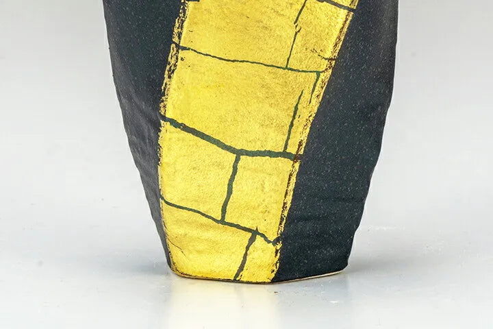 KUTANI WARE GOLD LEAF DECORATION