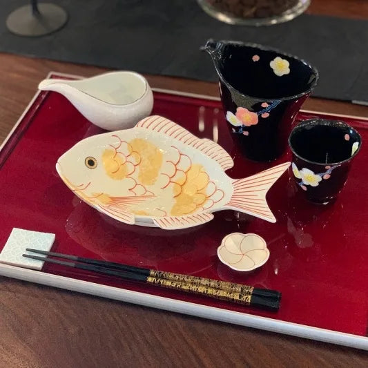 ARITA WARE NISHIKI GOLD-ACCENTED TAI-SHAPED DISH / KOURAKU KILN