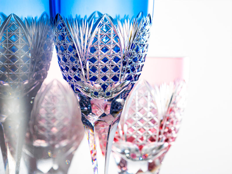A PAIR OF WINE GLASSES, EDO KIRIKO “BAMBOO LEAVES & TETRAGONAL BASKET WEAVE”