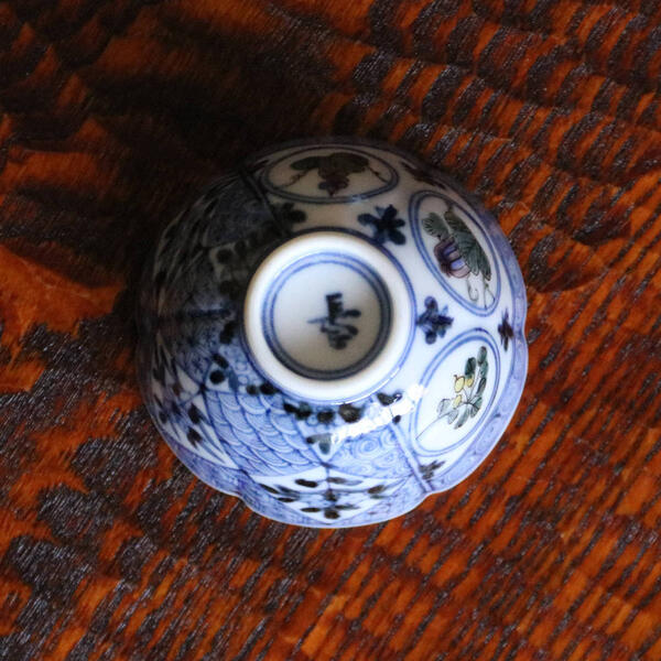 JAPANESE KUTANI PORCELAIN TOKKURI & OCHOKO SET – TENKEI IROE SHŌCHIKUBAI, CHOZA YAMAMOTO (IMPERIAL HOUSEHOLD PURVEYOR)