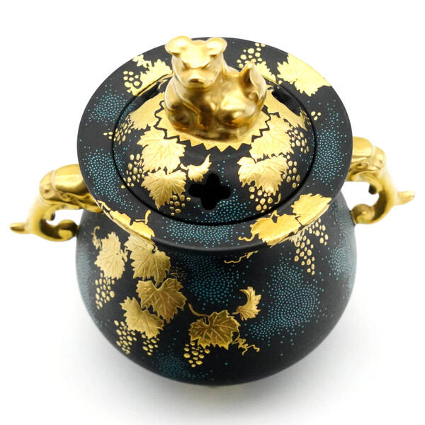 KINGYOKU NAKADA KUTANI INCENSE BURNER – BLUE DOTS WITH RAISED GOLD GRAPE DESIGN