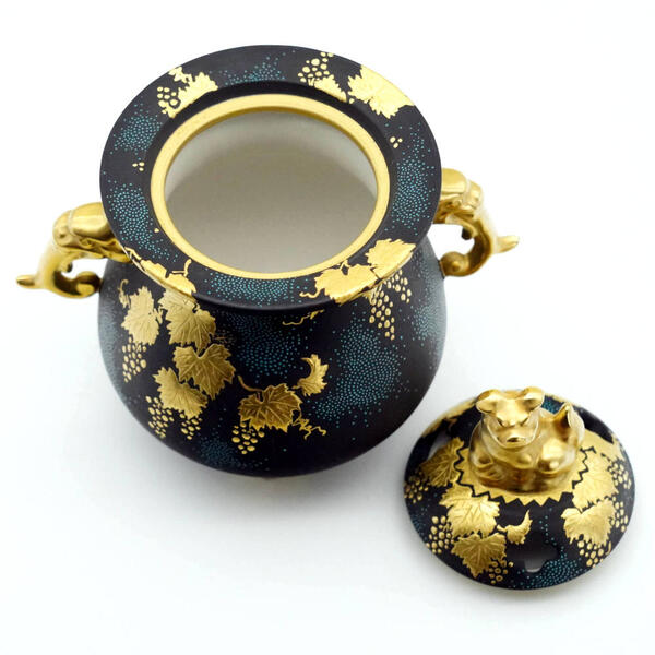 KINGYOKU NAKADA KUTANI INCENSE BURNER – BLUE DOTS WITH RAISED GOLD GRAPE DESIGN