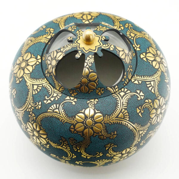 KINGYOKU NAKADA KUTANI INCENSE BURNER – "WHIRL PATTERN BLUE DOTS WITH DOUBLE CLEMATIS ARABESQUE"