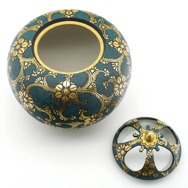 KINGYOKU NAKADA KUTANI INCENSE BURNER – "WHIRL PATTERN BLUE DOTS WITH DOUBLE CLEMATIS ARABESQUE"