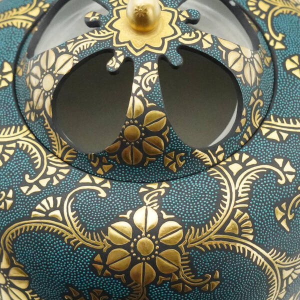 KINGYOKU NAKADA KUTANI INCENSE BURNER – "WHIRL PATTERN BLUE DOTS WITH DOUBLE CLEMATIS ARABESQUE"