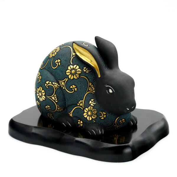 KINGYOKU NAKADA KUTANI JAPANESE RABBIT – WHIRL PATTERN BLUE DOTS WITH RAISED GOLD CLEMATIS ARABESQUE
