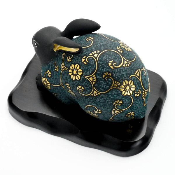 KINGYOKU NAKADA KUTANI JAPANESE RABBIT – WHIRL PATTERN BLUE DOTS WITH RAISED GOLD CLEMATIS ARABESQUE